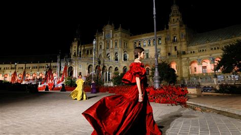 Dior declara su amor a España en un desfile histórico 